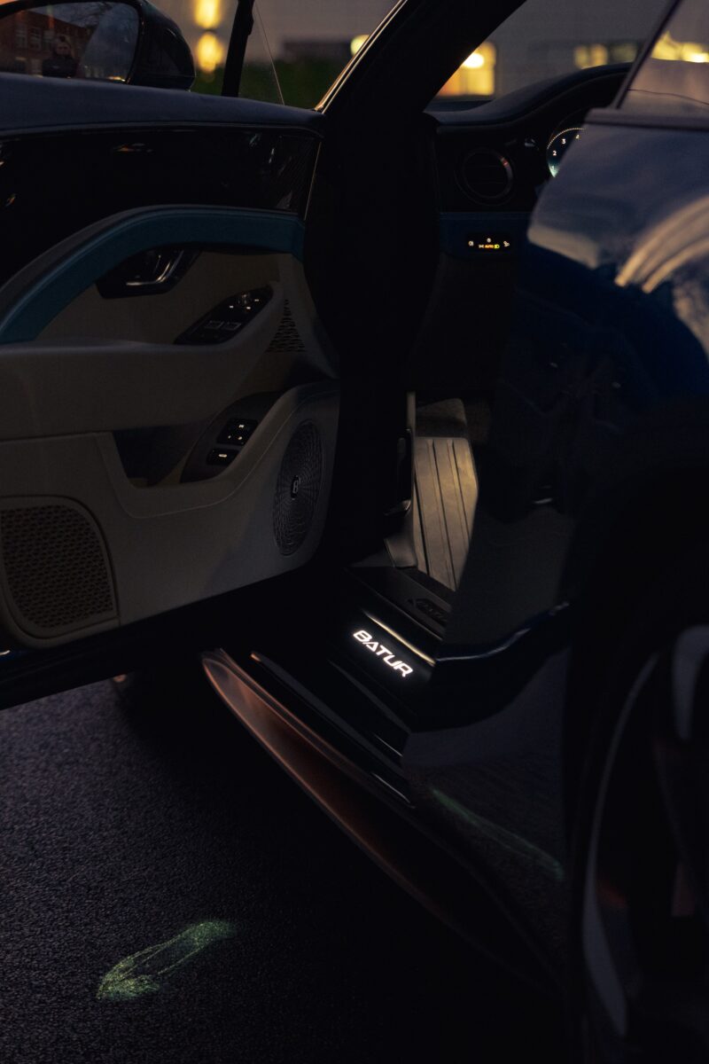 マリナーのコーチビルトクーペであるベントレー・バトゥールは、ドアから地面に投影される、ウェルカムアニメーションシークエンスの新技術を公開。