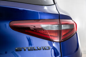 ステルヴィオ  2.0 ターボ Q4 ヴェローチェ 4WD