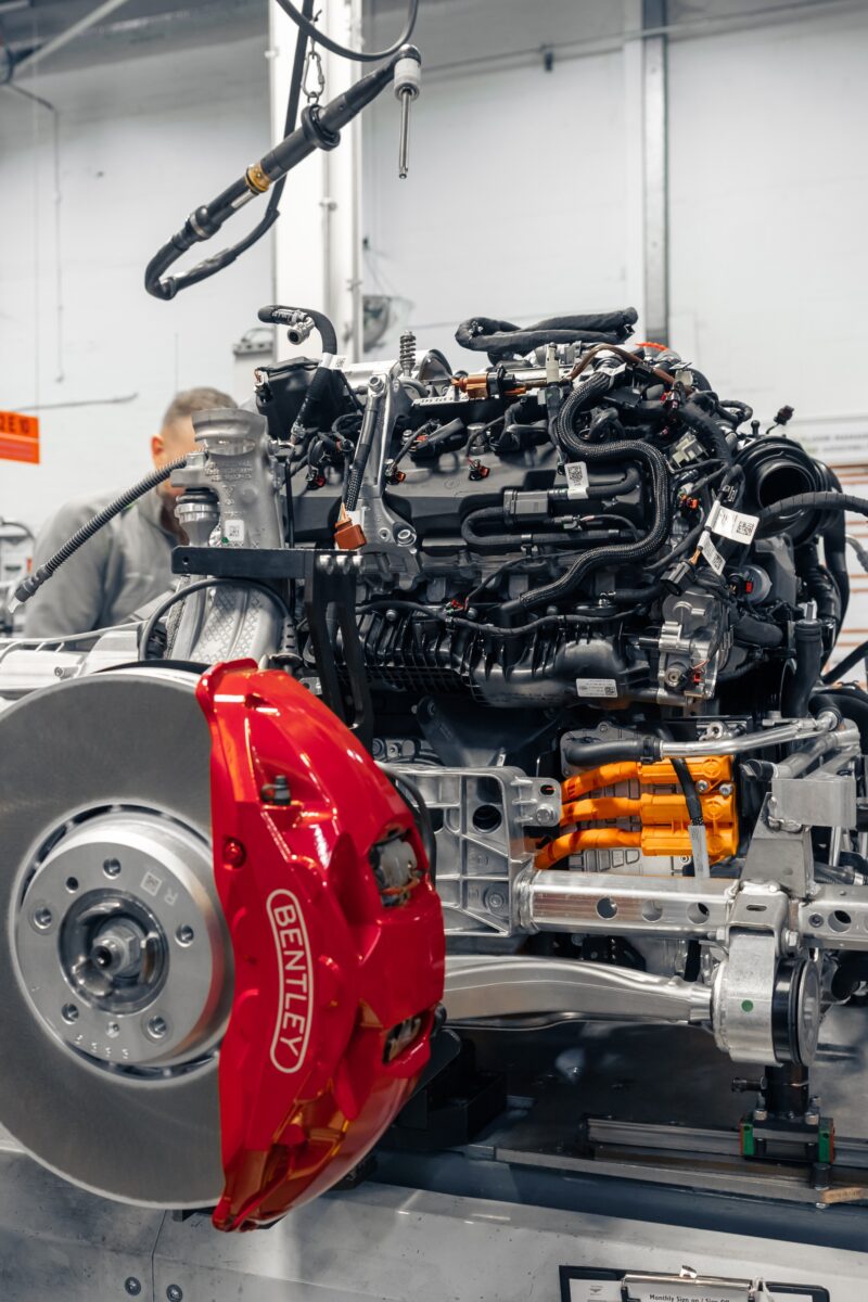 ベントレー伝統のW12エンジン後継として、出力は750ps以上を誇り、電気のみの航続距離は80kmというパワートレインを予告。エンジンサウンドも同時に公開した。