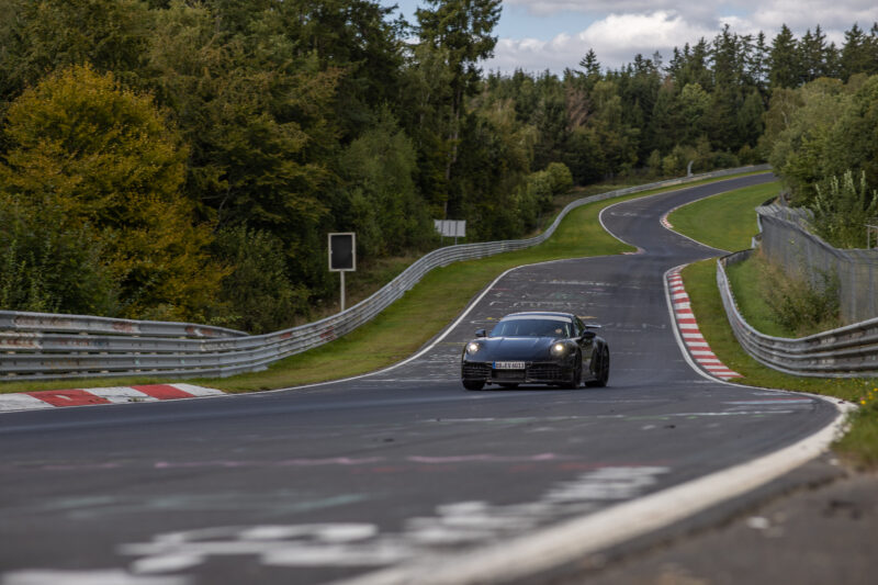 ニュルで先代のタイムを8.7秒短縮　ポルシェ911ハイブリッド　5月28日発表へ