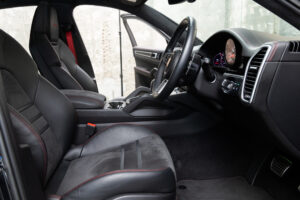 カイエンクーペ GTS Tip-S Rセンターシート 4WD