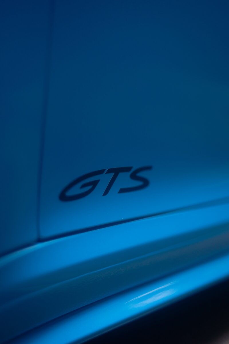 ポルシェ911タルガ4 GTS（4WD/8AT）淡く自然光の射し込むコックピット